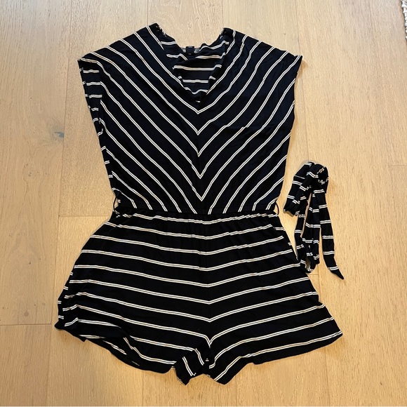 Women’s billabong romper EUC - size large - Picture 1 of 3